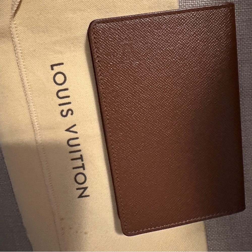 LOUIS VUITTON Porte 2 Cartes
Vertical Brown Taiga Leather Card
Case Holder - Picture 5 of 10